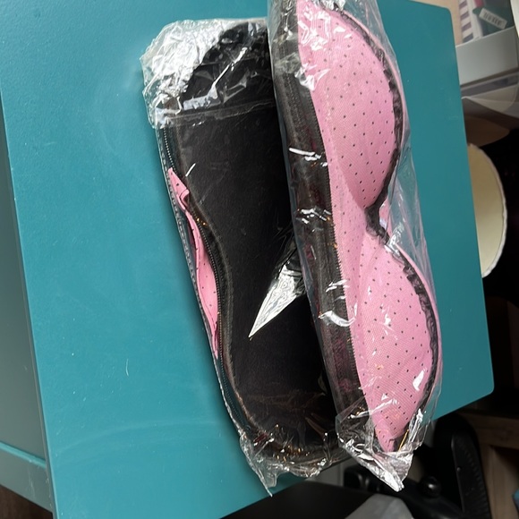 Luggage for your bras - Picture 3 of 3